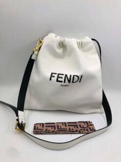 Женская кожаная сумка-мешок Fendi белая 36/37 см