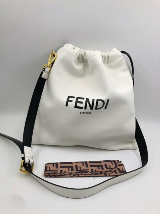 Женская кожаная сумка-мешок Fendi 76203 белая 36/37 см - фото 1