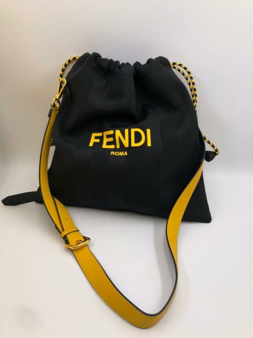 Женская кожаная сумка-мешок Fendi 76186 черная 36/37 см - фото 1