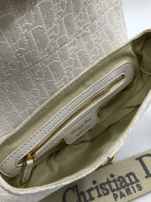Женская кожаная сумка Christian Dior Saddle белая 25/22 см коллекция 2021 - фото 2