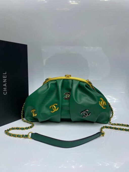 Женская кожаная сумка-ридикюль Chanel зеленая 30/20/8 см - фото 1