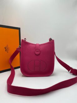 Женская кожаная сумка Hermes малиновая 18/18 см - фото 2