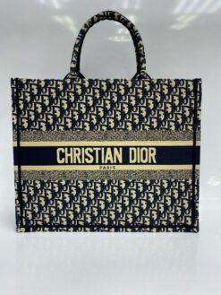 Женская сумка Dior из жаккардовой ткани черно-белая 41/34/15 см