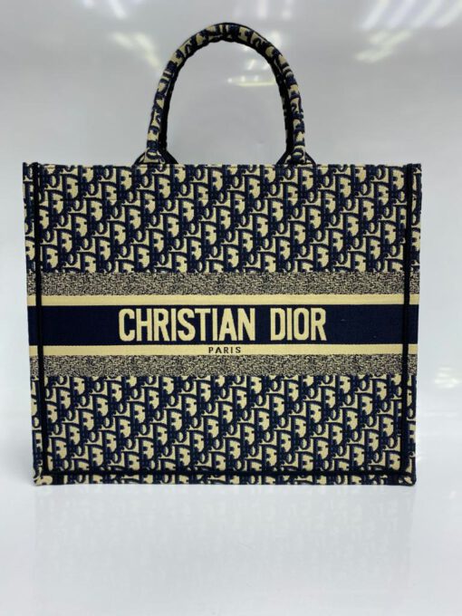 Женская сумка Dior из жаккардовой ткани черно-белая 41/34/15 см - фото 1