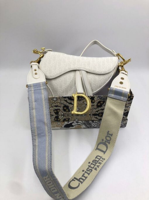 Женская кожаная сумка Christian Dior Saddle белая 25/22 см коллекция 2021 - фото 4
