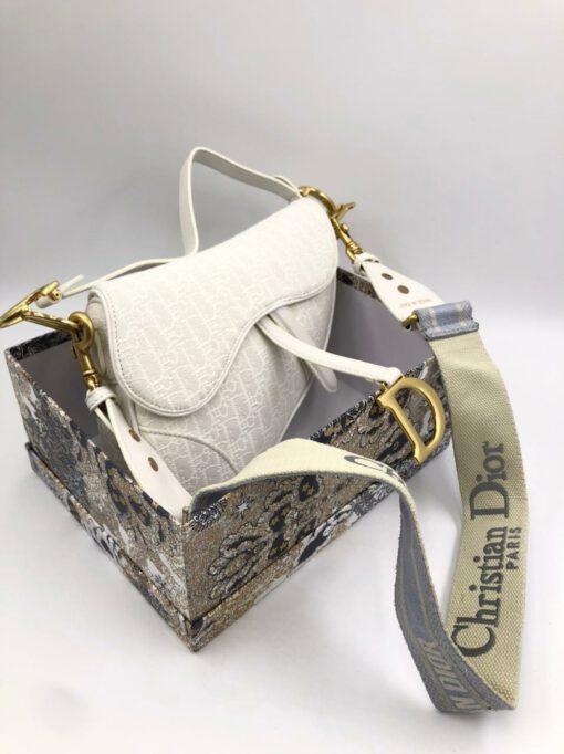 Женская кожаная сумка Christian Dior Saddle белая 25/22 см коллекция 2021 - фото 5