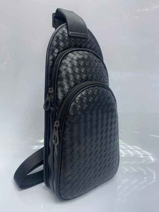 Кожаная сумка-слинг Bottega Veneta черная 26/18 коллекция 2021-2022 - фото 1