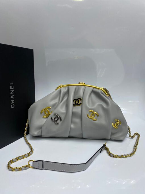 Женская кожаная сумка-ридикюль Chanel серая 30/20/8 см - фото 1