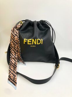 Женская кожаная сумка-мешок Fendi 76186 черная 36/37 см