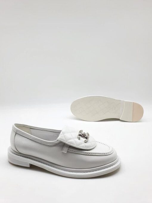 Туфли-лоферы Chanel кожаные H79152 белые - фото 2
