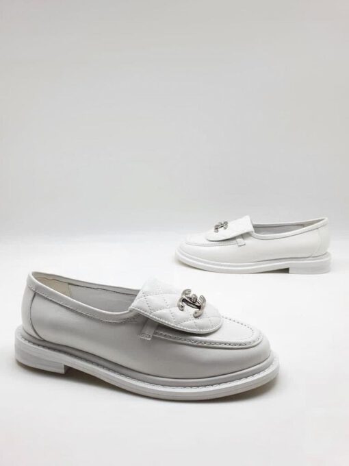 Туфли-лоферы Chanel кожаные H79152 белые - фото 1