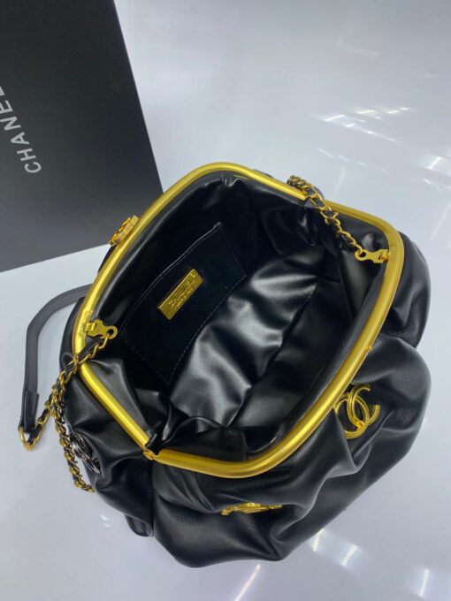 Женская кожаная сумка-ридикюль Chanel черная 30/20/8 см - фото 2