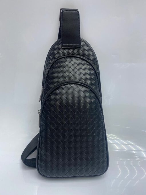 Кожаная сумка-слинг Bottega Veneta черная 26/18 коллекция 2021-2022 - фото 3