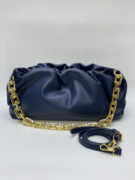 Женская кожаная сумка-"пельмень" Bottega Veneta синяя 35/20 см - фото 1