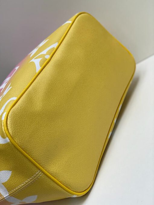 Женская сумка-тоут Louis Vuitton жёлто-розовая с фирменным рисунком 32/28/15 см - фото 5