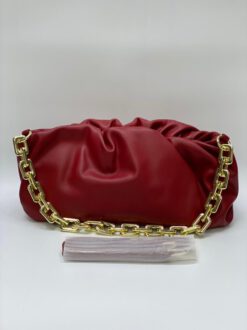 Женская кожаная сумка-«пельмень» Bottega Veneta красная 35/20 см