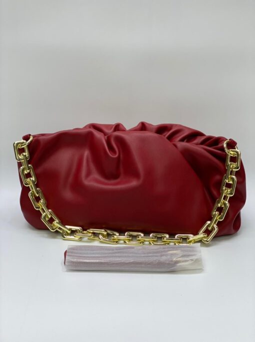 Женская кожаная сумка-"пельмень" Bottega Veneta красная 35/20 см - фото 1