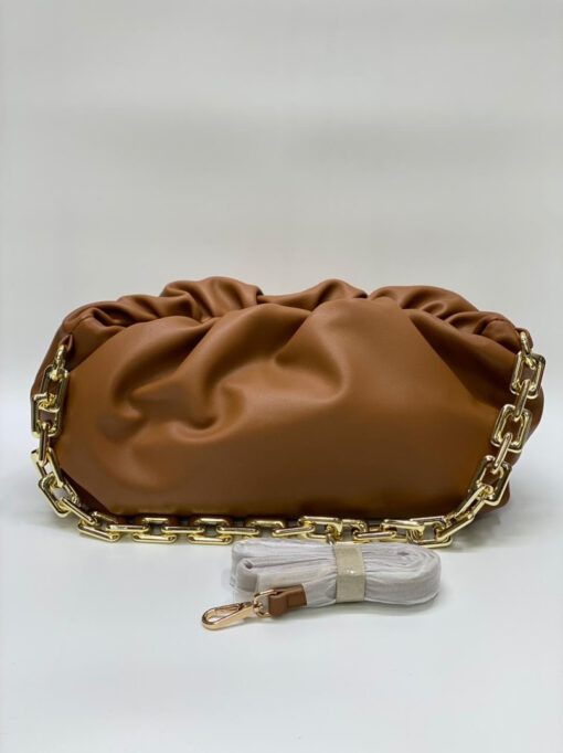 Женская кожаная сумка-"пельмень" Bottega Veneta коричневая 35/20 см - фото 1