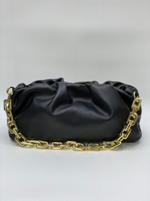 Женская кожаная сумка-"пельмень" Bottega Veneta черная 35/20 см - фото 1