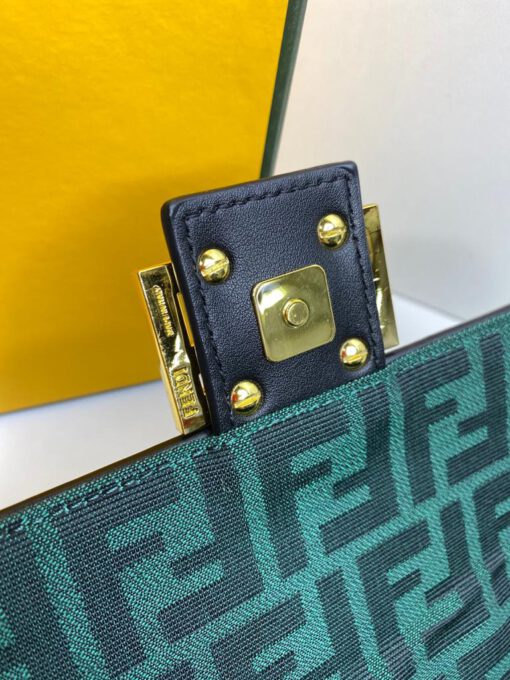 Женская сумка-клатч Fendi 87200 зелёная с рисунком-монограммой 26/14/6 см - фото 7