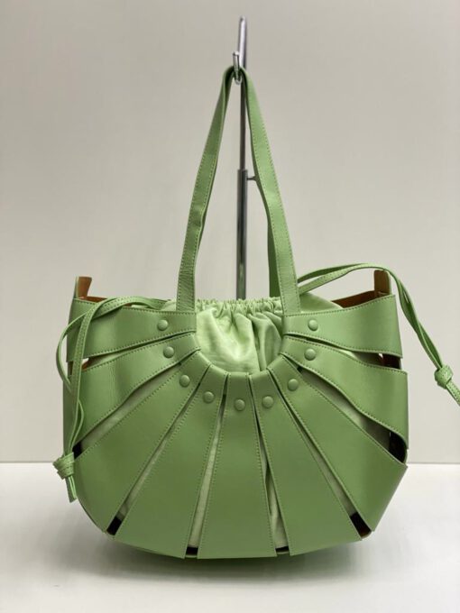 Женская кожаная сумка Bottega Veneta светло-зеленая 39/24/10 см - фото 1