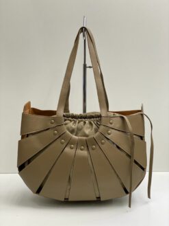 Женская кожаная сумка Bottega Veneta цвета хаки 39/24/10 см - фото 7