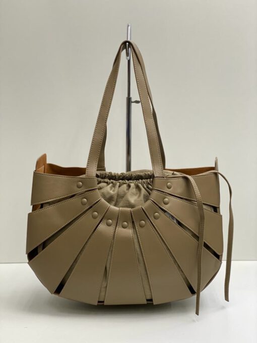 Женская кожаная сумка Bottega Veneta цвета хаки 39/24/10 см - фото 1