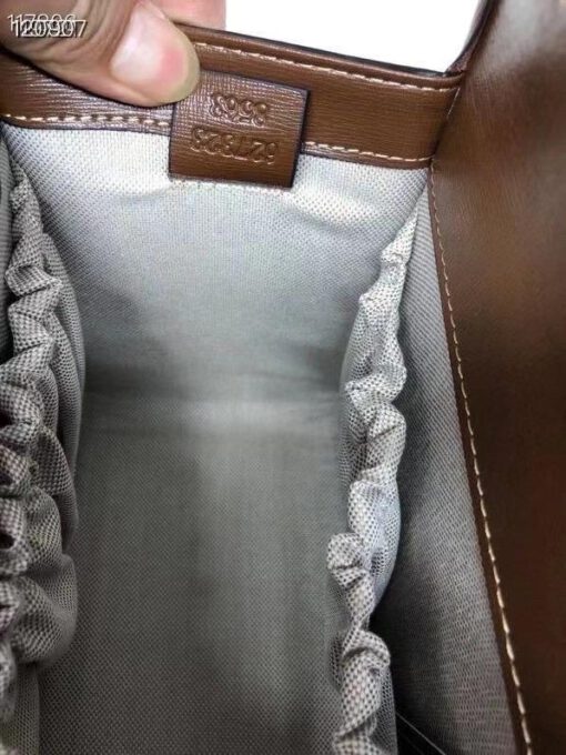Женская кожаная сумка Gucci с рисунком и коричневыми вставками 28/17 см - фото 2
