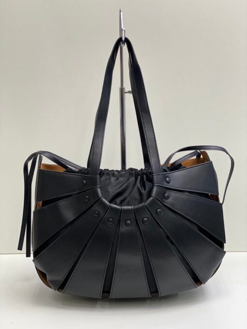 Женская кожаная сумка Bottega Veneta черная 39/24/10 см - фото 1