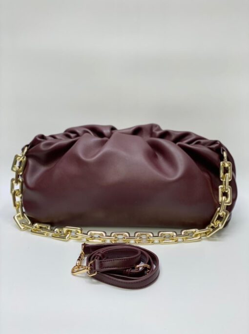 Женская кожаная сумка-"пельмень" Bottega Veneta бордовая 35/20 см - фото 1