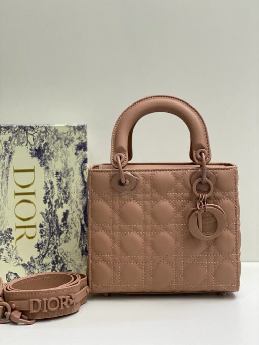 Женская кожаная сумка Dior бежевая 20/18/9 см - фото 6