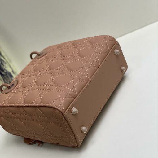 Женская кожаная сумка Dior бежевая 20/18/9 см - фото 5