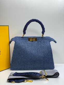 Женская плетёная сумка Fendi синяя 33/25/12 см коллекция 2021-2022