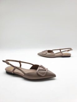 Туфли-босоножки женские Valentino Garavani белые на низком каблуке коллекция 2021-2022
