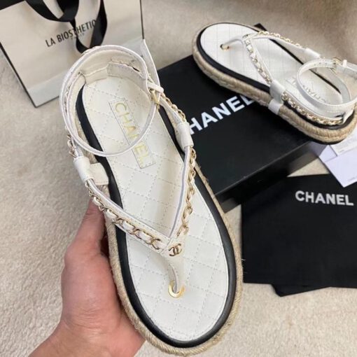 Босоножки женские кожаные Chanel белые на плоской подошве коллекция 2021-2022 - фото 2
