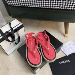 Босоножки женские кожаные Chanel красные A85136 на плоской подошве коллекция 2021-2022