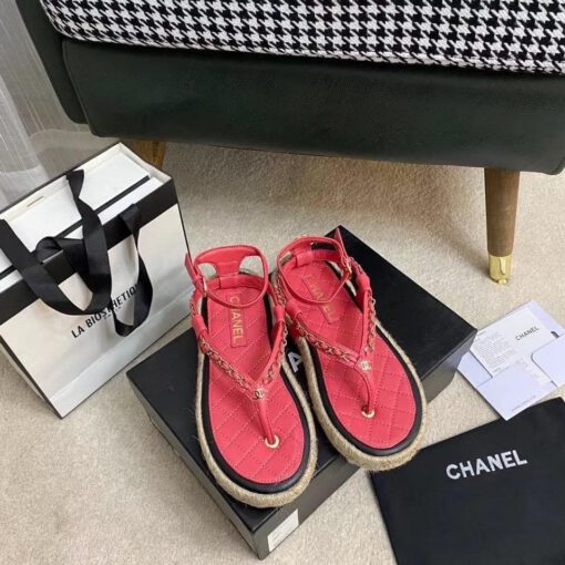 Босоножки женские кожаные Chanel красные A85136 на плоской подошве коллекция 2021-2022 - фото 2