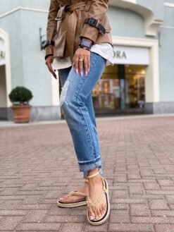 Босоножки женские кожаные Chanel бежевые на плоской подошве коллекция 2021-2022