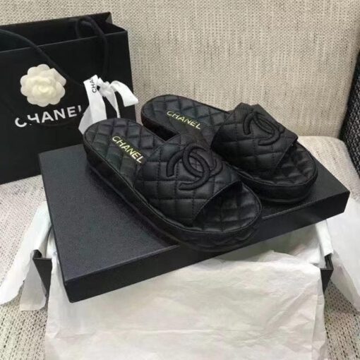 Шлёпанцы женские кожаные Chanel чёрные со стёжкой коллекция 2021-2022 - фото 1