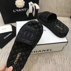 Шлёпанцы женские кожаные Chanel чёрные со стёжкой коллекция 2021-2022