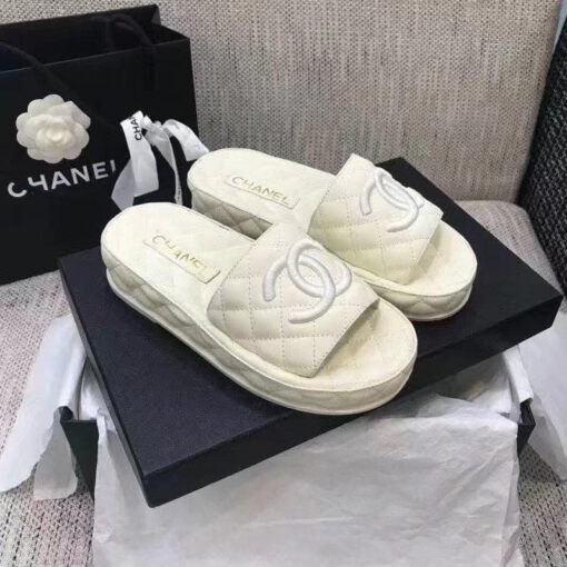 Шлёпанцы женские кожаные Chanel белые со стёжкой коллекция 2021-2022 - фото 1