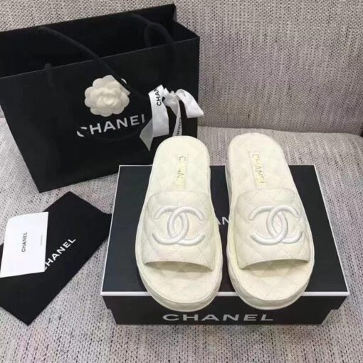 Шлёпанцы женские кожаные Chanel белые со стёжкой коллекция 2021-2022 - фото 2