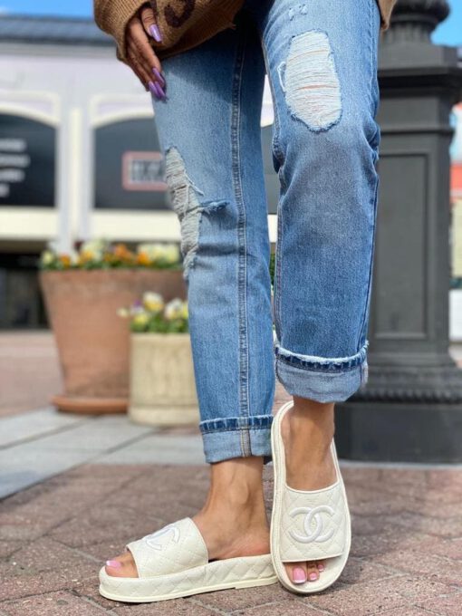 Шлёпанцы женские кожаные Chanel белые со стёжкой коллекция 2021-2022 - фото 3