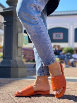 Шлёпанцы женские Louis Vuitton оранжевые из тиснёной кожи Monogram коллекция 2021-2022