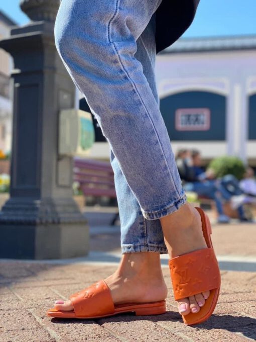 Шлёпанцы женские Louis Vuitton оранжевые из тиснёной кожи Monogram коллекция 2021-2022 - фото 2