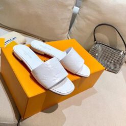 Шлёпанцы женские Louis Vuitton белые из тиснёной кожи Monogram коллекция 2021-2022