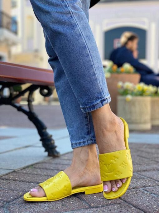 Шлёпанцы женские Louis Vuitton жёлтые из тиснёной кожи Monogram коллекция 2021-2022 - фото 3