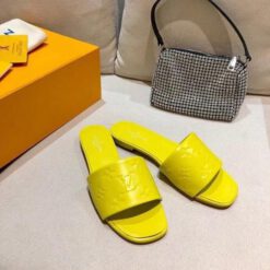Шлёпанцы женские Louis Vuitton жёлтые из тиснёной кожи Monogram коллекция 2021-2022