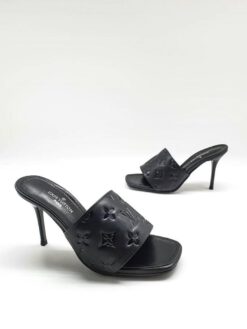 Шлёпанцы женские Louis Vuitton черные из тиснёной кожи Monogram на каблуке коллекция 2021-2022