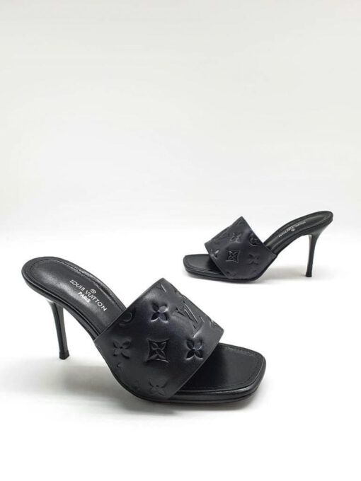 Босоножки женские Louis Vuitton черные из тиснёной кожи Monogram на каблуке коллекция 2021-2022 - фото 1